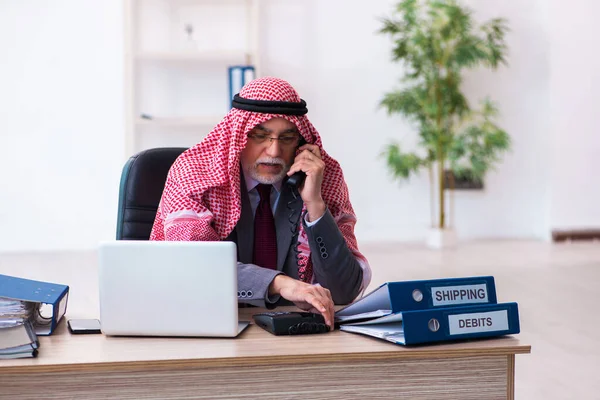 Hombre árabe contable extremadamente cansado con un trabajo excesivo —  Fotos de Stock