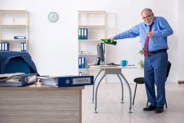 Vecchio dipendente maschio che beve alcol in ufficio — Foto Stock