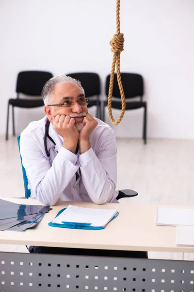 Vecchio medico maschio che si suicida sul posto di lavoro — Foto Stock