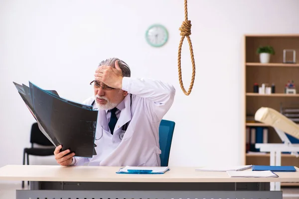 Velho médico cometendo suicídio no local de trabalho — Fotografia de Stock