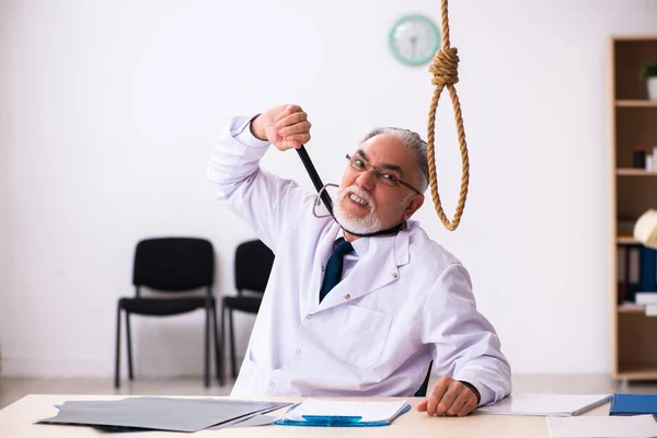 Velho médico cometendo suicídio no local de trabalho — Fotografia de Stock