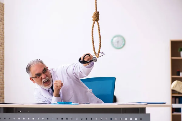 Stary lekarz popełniający samobójstwo w miejscu pracy — Zdjęcie stockowe