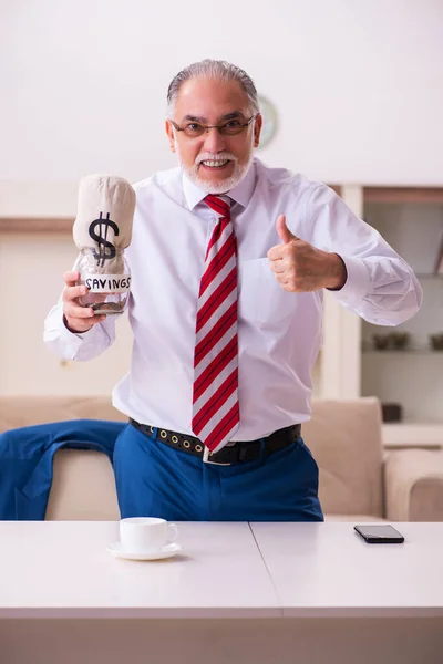 Gammal manlig chef anställd i pension koncept — Stockfoto