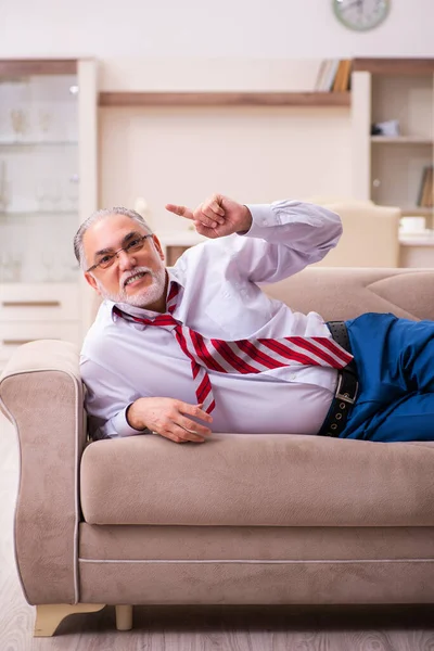 Viejo jefe empleado que llega a casa del trabajo — Foto de Stock