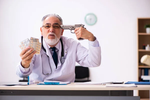 Velho médico cometendo suicídio no local de trabalho — Fotografia de Stock