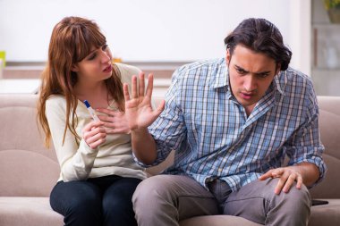 Evde beklenmedik hamilelik konsepti olan genç bir çift var.