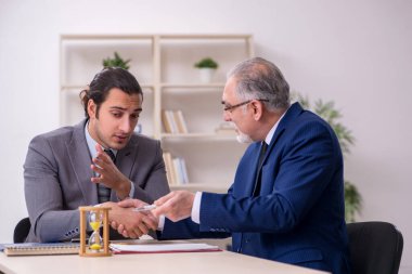 Zaman yönetimi kavramında iki işadamı