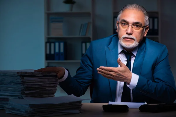 Alte männliche Angestellte arbeiten spät im Büro — Stockfoto