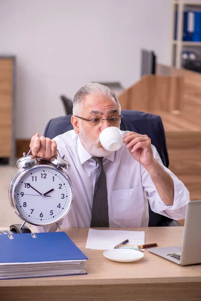 Vecchio dipendente maschile nel concetto di gestione del tempo — Foto Stock