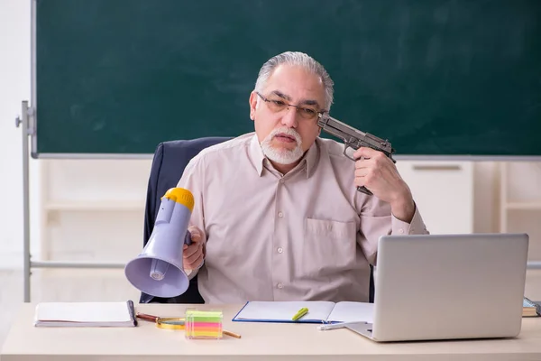 Viejo profesor en el aula — Foto de Stock