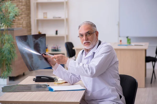 Oude mannelijke arts radioloog werkzaam in de kliniek — Stockfoto