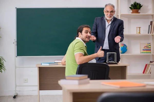 Profesor de física envejecido y estudiante masculino en el aula —  Fotos de Stock