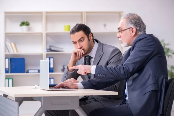 Viejos y jóvenes empresarios en concepto de reuniones de negocios — Foto de Stock