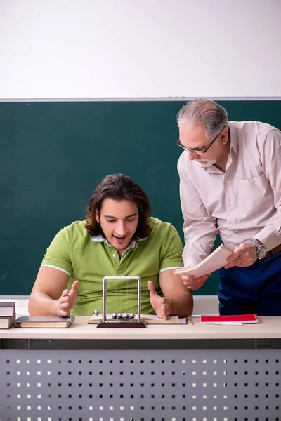 Gamle professorsfysiker och ung student i klassrummet — Stockfoto