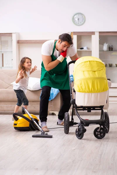 Jeune homme entrepreneur nettoyer la maison avec sa petite fille — Photo