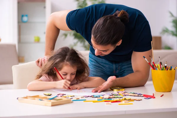 Jovem pai e menina dentro de casa — Fotografia de Stock