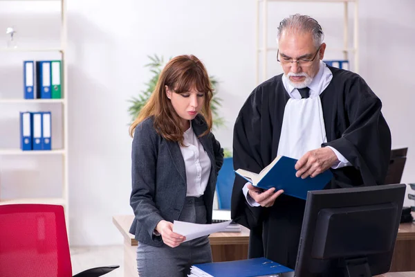 Viejo juez y su joven secretaria en la oficina — Foto de Stock