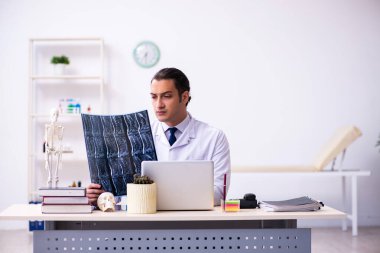 Klinikte çalışan genç bir erkek radyolog.