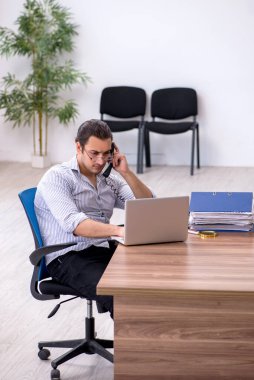 Ofiste çalışan genç bir muhasebeci.