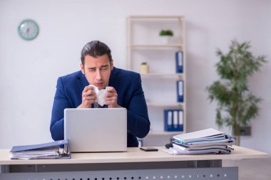 Hasta erkek çalışan işyerinde acı çekiyor.