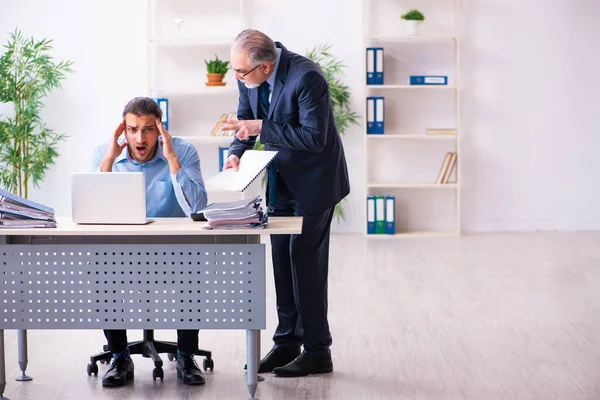 Eski patron ve genç asistanı ofiste.