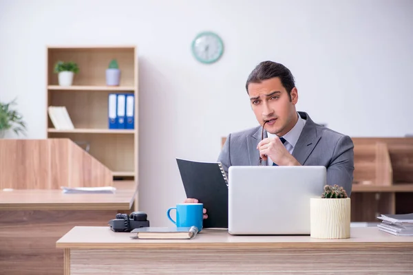 Young male employee working in the office — Stock Photo, Image