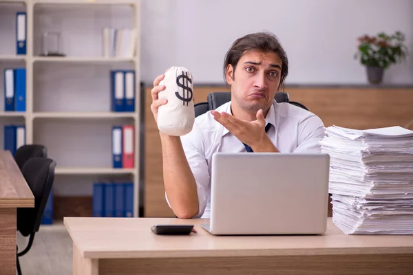 Joven trabajador masculino en concepto de remuneración — Foto de Stock