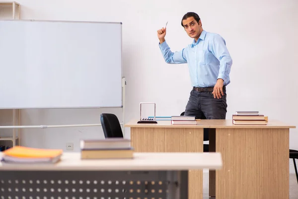 Junge männliche Lehrer im Klassenzimmer — Stockfoto