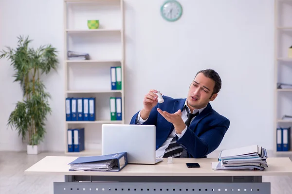 Sjuk manlig anställd som lider på arbetsplatsen — Stockfoto