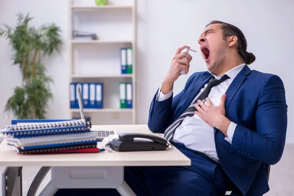 Malato dipendente maschile che soffre sul posto di lavoro — Foto Stock