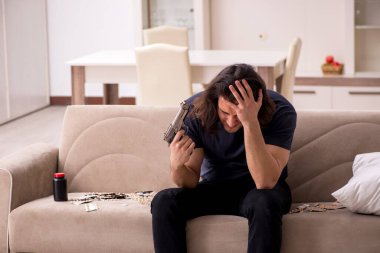 Evde acı çeken genç hasta adam.