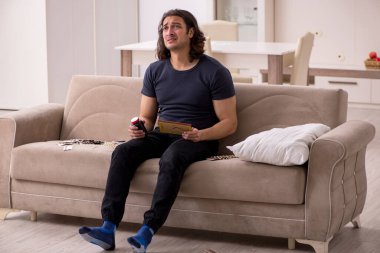 Evde acı çeken genç hasta adam.