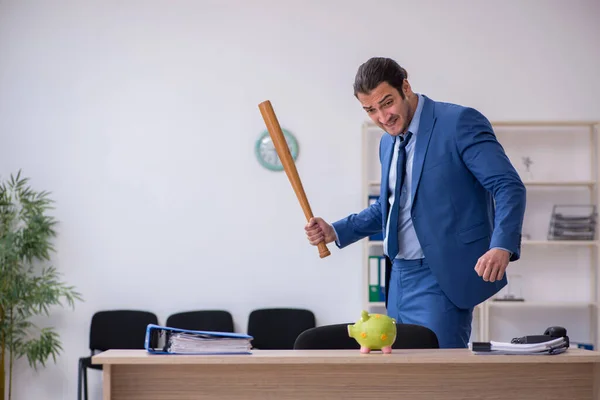 Aggressiv manlig anställd med basebollträ i budgetplanering co — Stockfoto