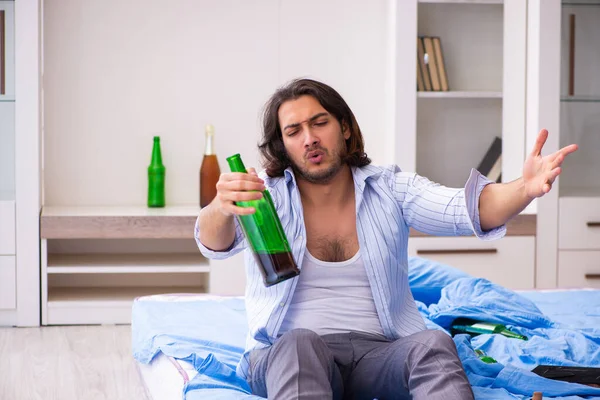 Fiatal férfi alkoholista a hálószobában — Stock Fotó