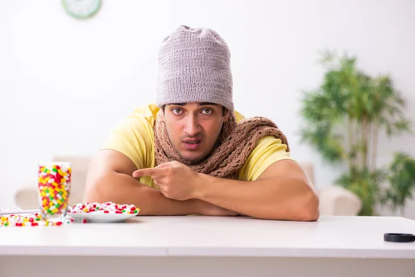 Jovem sofrendo em casa — Fotografia de Stock