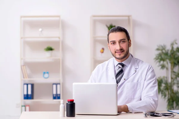 Joven médico masculino que trabaja en la clínica — Foto de Stock