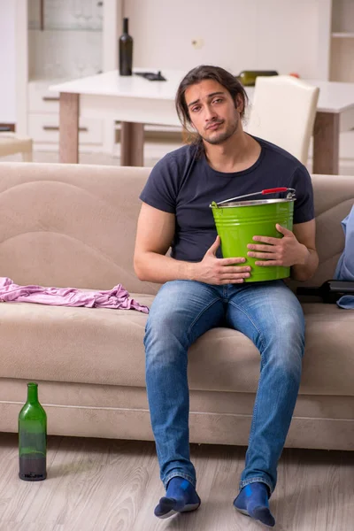 Mladý alkoholik závislý muž trpící bolestí břicha doma — Stock fotografie
