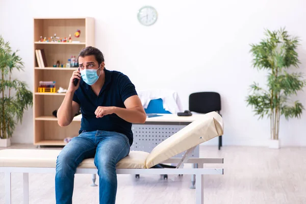 Jeune homme attendant un médecin pendant une pandémie à l'hôpital — Photo