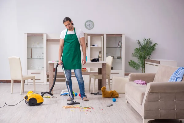 Jonge mannelijke aannemer schoonmaken van de flat na kinderen partij — Stockfoto
