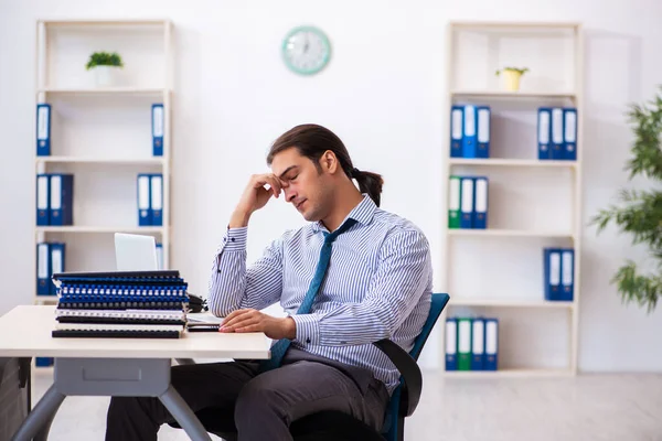 Jonge mannelijke werknemer werkzaam in het kantoor — Stockfoto