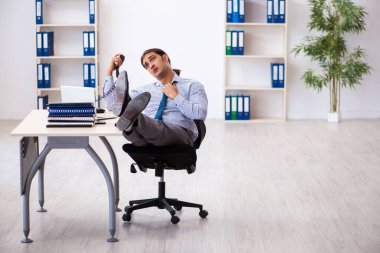 Ofiste çalışan genç bir erkek.