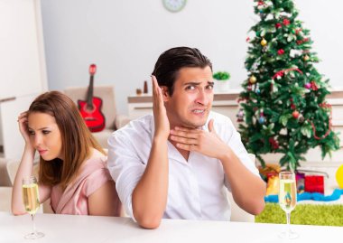 Genç çift Noel gecesi çatışıyor