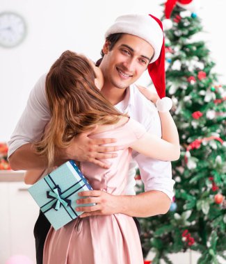 Genç çift Noel 'i evde kutluyor.