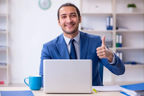 Joven empleado masculino que trabaja en el lugar de trabajo —  Fotos de Stock