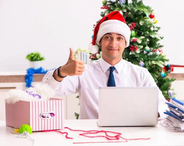 Employé homme d'affaires célébrant Noël au bureau — Photo