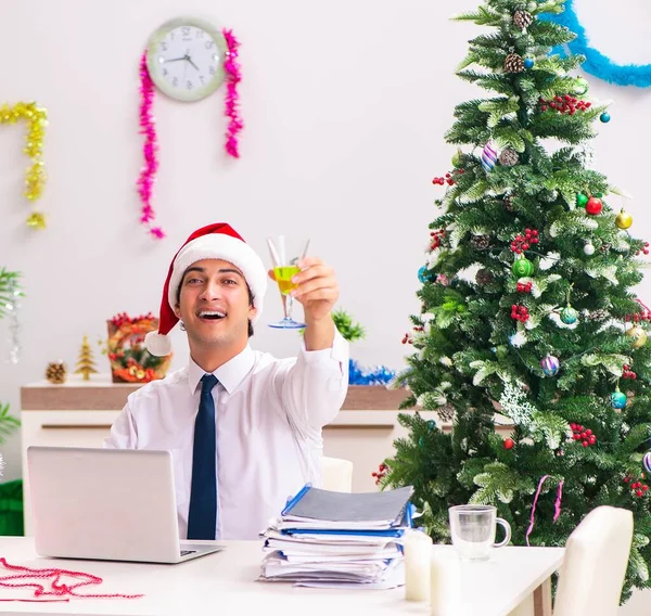 Empregado empresário celebrando o Natal no escritório — Fotografia de Stock