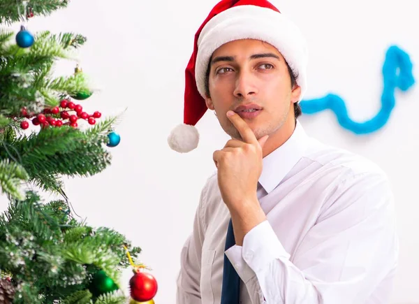 Pracownik biznesmen świętuje Boże Narodzenie w biurze — Zdjęcie stockowe