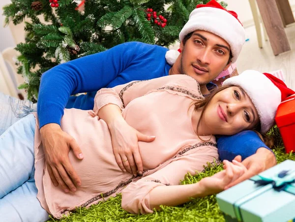 Беременная жена празднует Рождество с мужем — стоковое фото