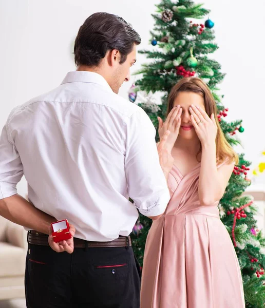Man doet huwelijksaanzoek op kerstdag — Stockfoto