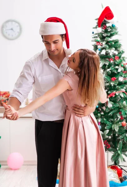 Jovem casal celebrando o Natal em casa — Fotografia de Stock